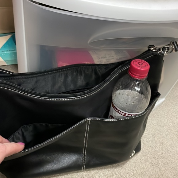 RLL versatile lightly used bag black leather with removable strap. Inside pocket - Picture 3 of 9